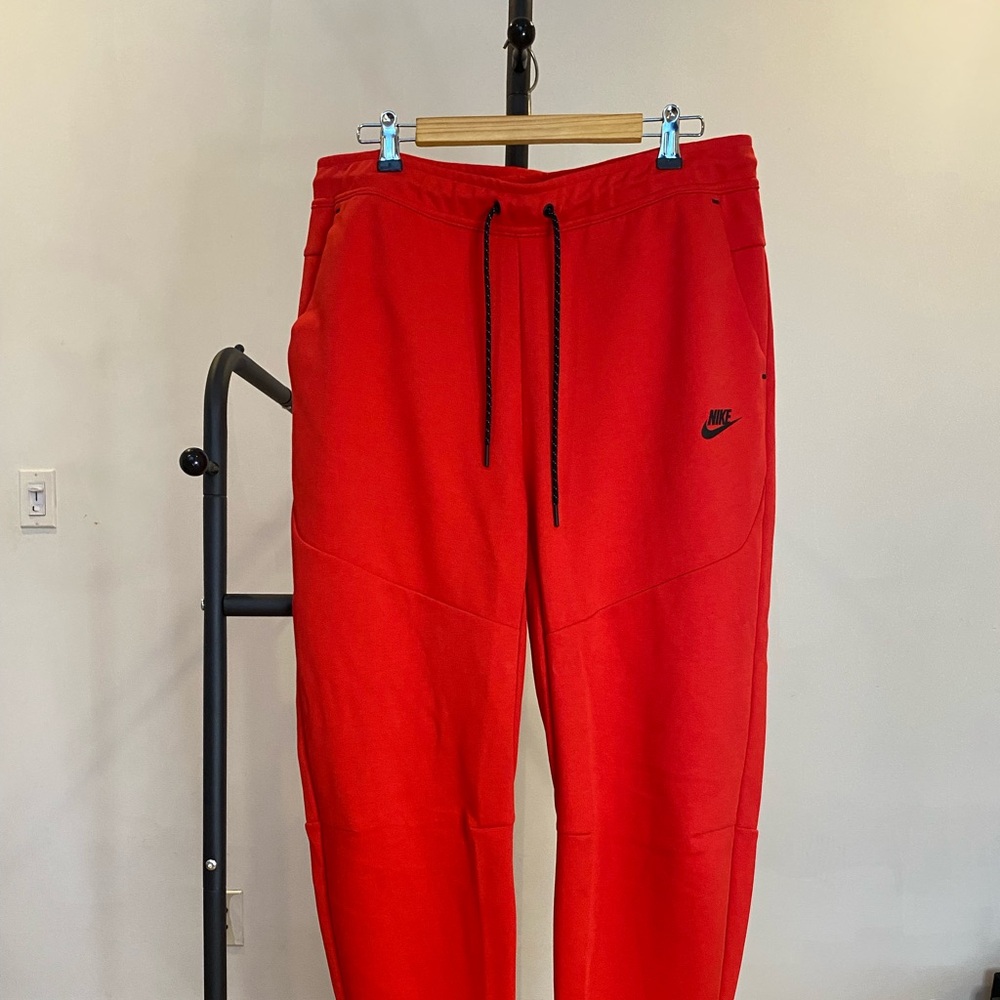 Nike Tech Fleece- Red